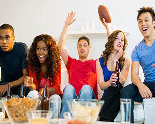 game watchers snacking