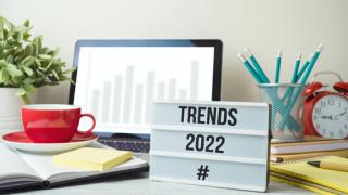 A sign reading trends 2022