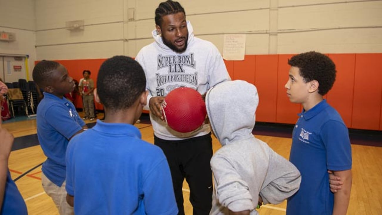 NFL player Kayvon Thibodeaux with kids from the the Boys & Girls Club of Newark 
