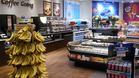 An image of grab and go food and dispensed beverages in a Couche-Tard store