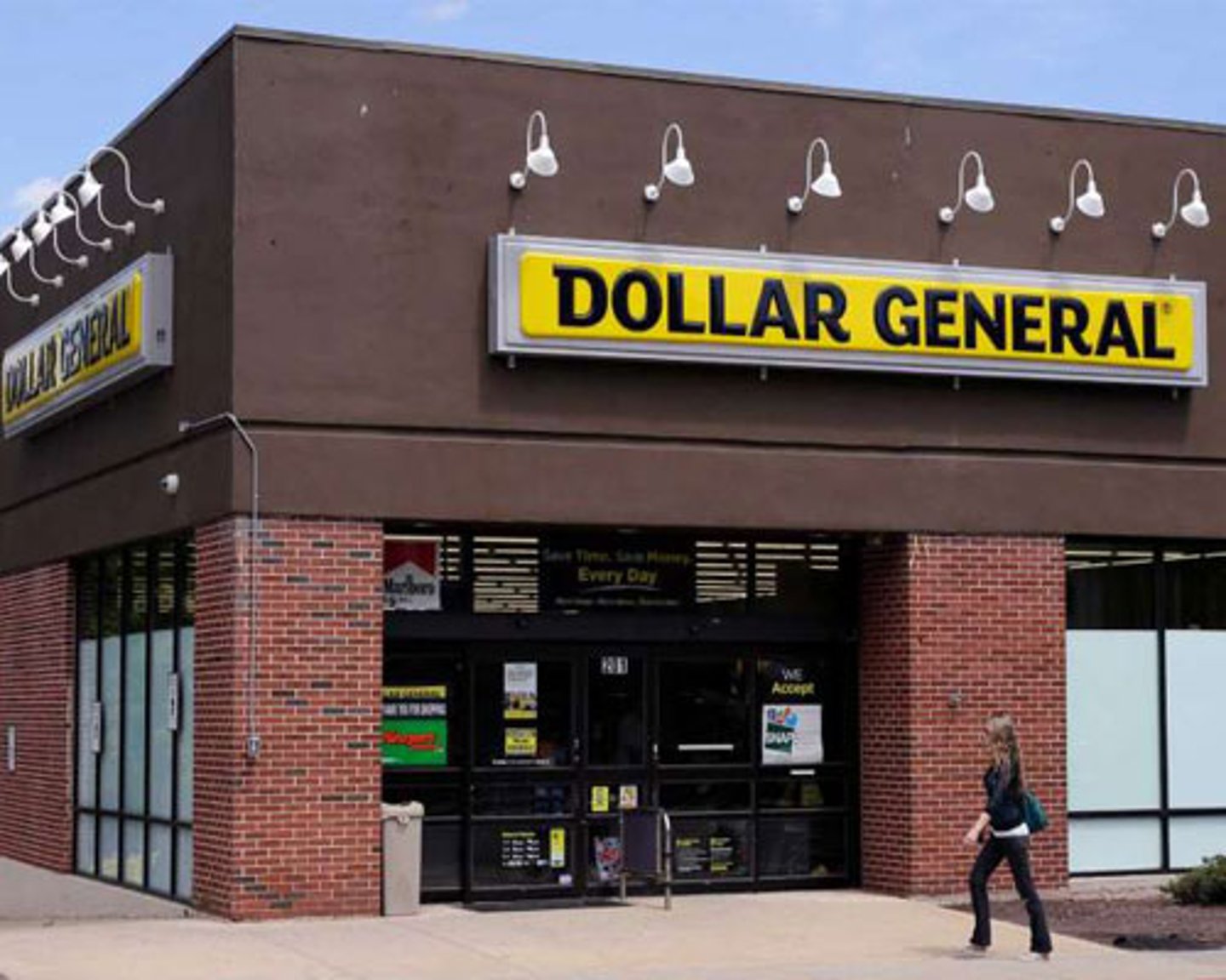 Dollar General exterior