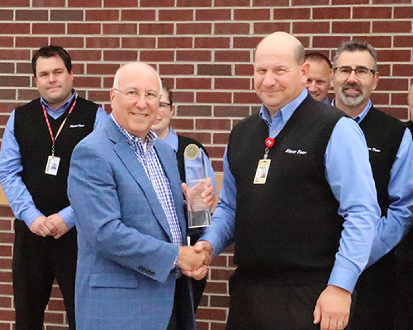 Kwik Trip Foodservice Director Paul Servais (right) accepts the Foodservice Innovator of the Year award from Convenience Store News Editorial Director Don Longo.