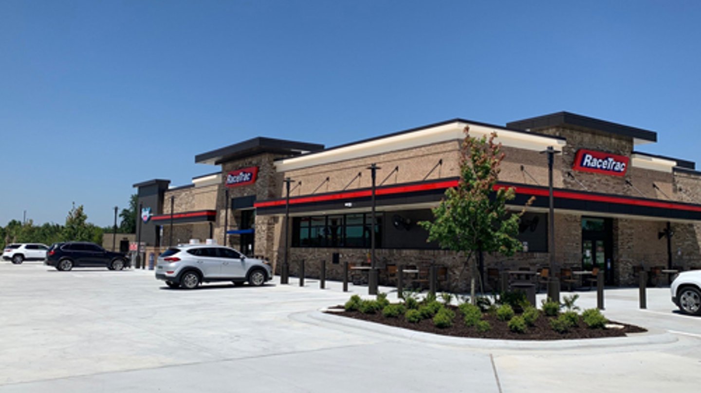 RaceTrac's Davenport Travel Center exterior