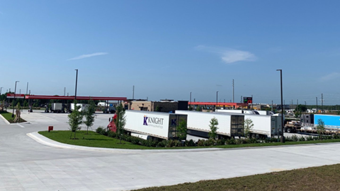 RaceTrac's Davenport Travel Center exterior