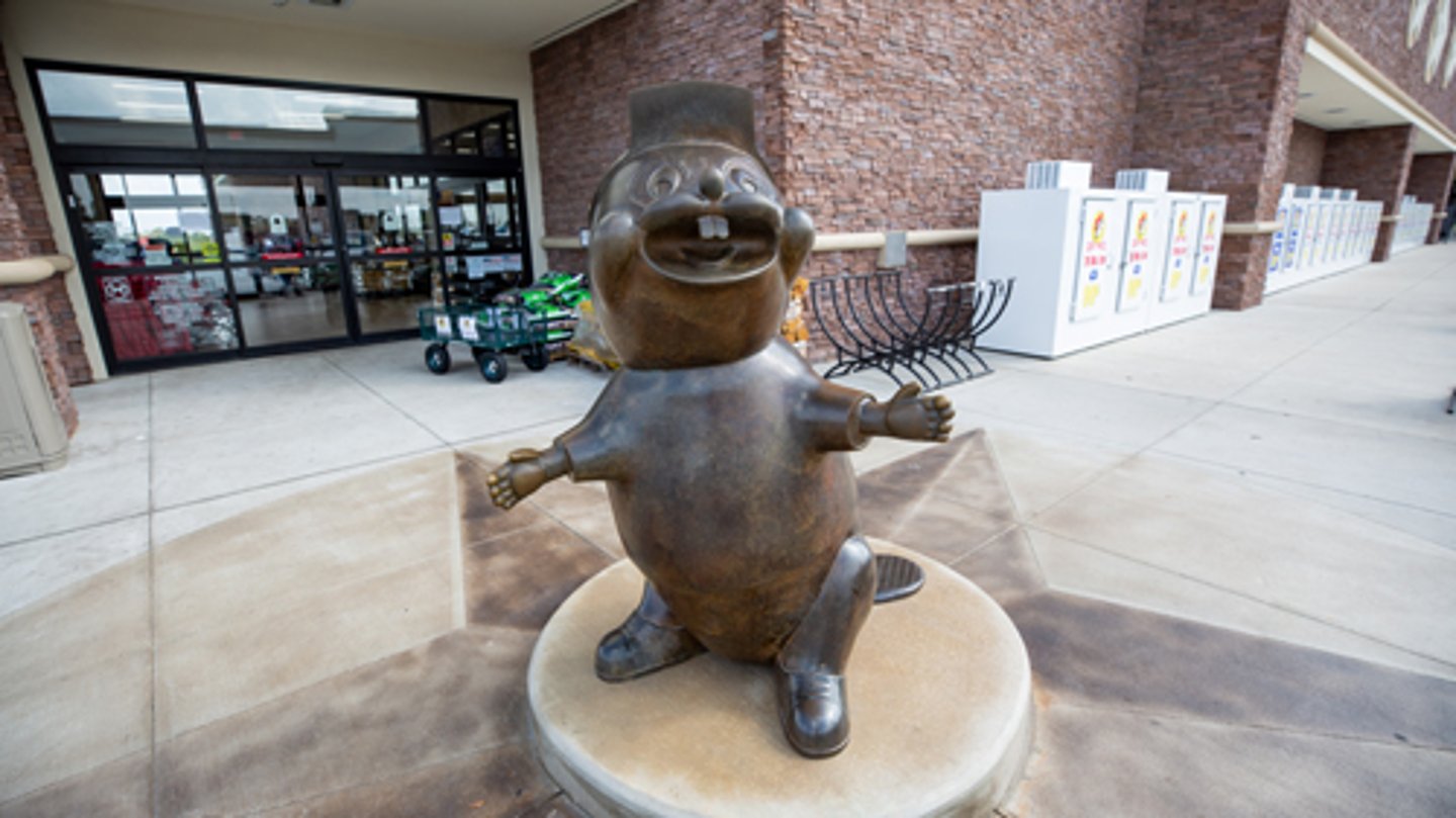 Beaver statue at Buc-ee's in Kentucky