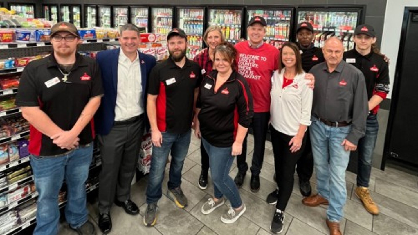 Senator Marshall with Casey's store staff in Topeka 