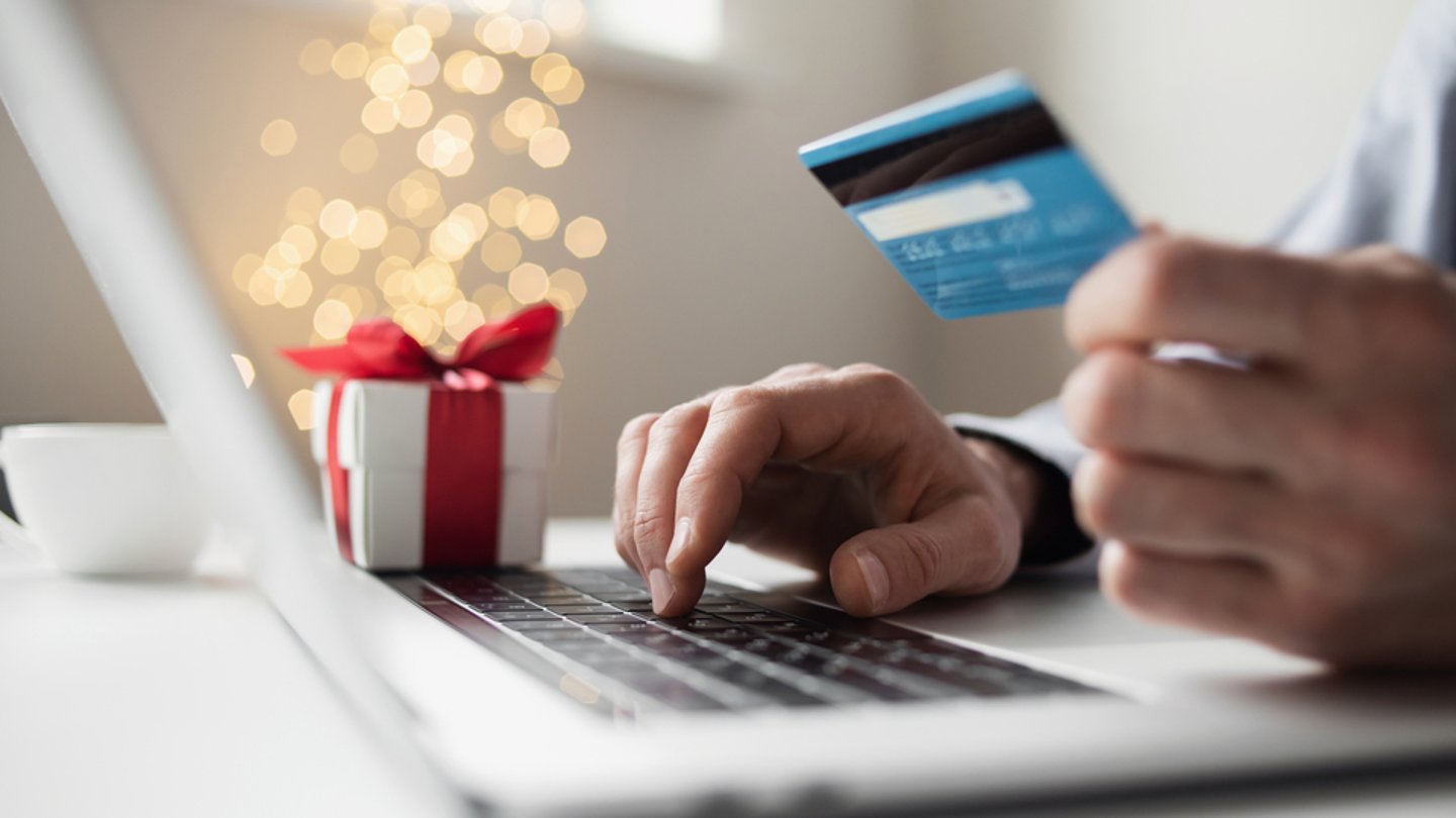 holiday spending online
