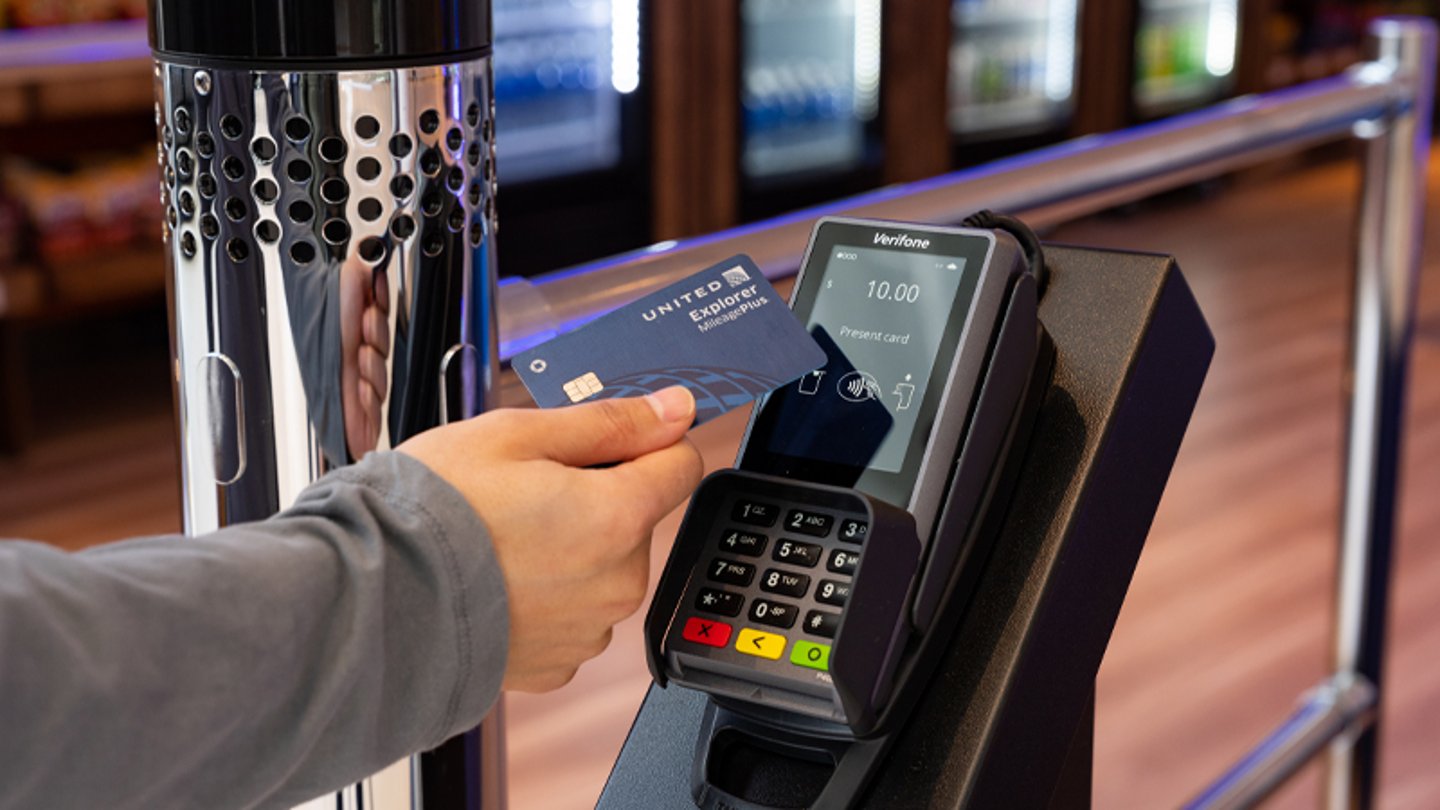 swiping your credit card to enter the ampm autonomous store